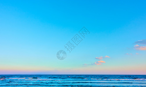 有海平线和几乎清晰的蓝天空全景大海具有大量文字空间的背景图片