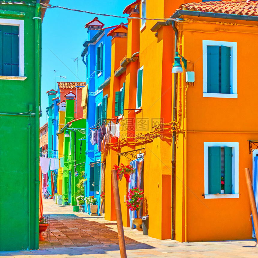 意大利威尼斯Burano岛有鲜活的彩色房屋街道图片