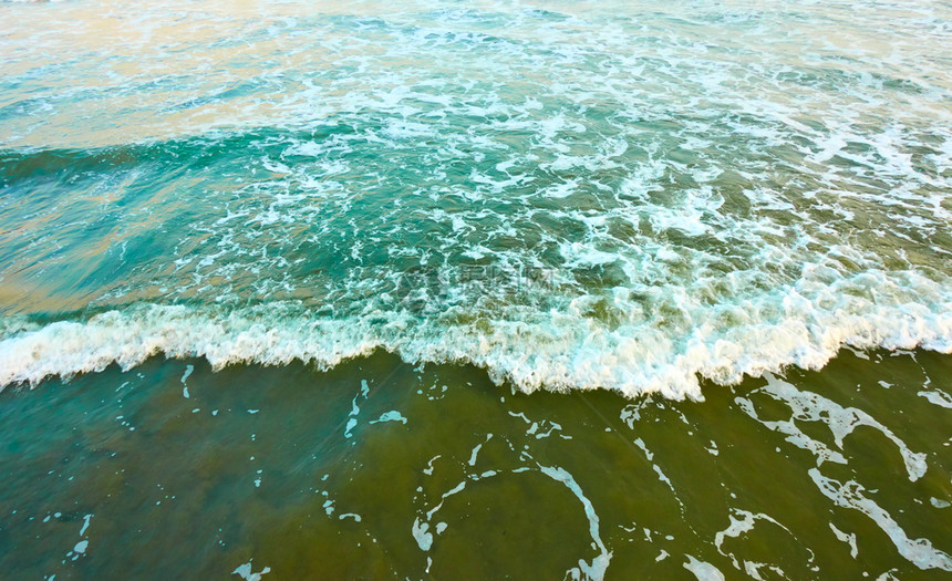 桑迪海滩和软浪晚带泡沫具有大量文字空间的背景图片