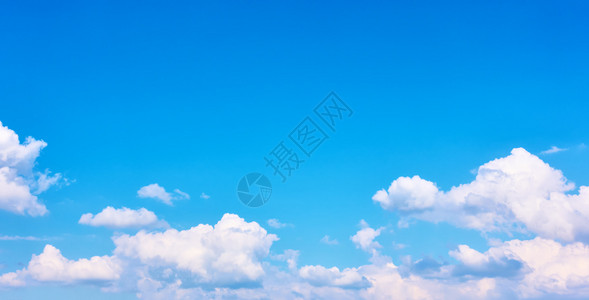 蓝色天空中白云的全景背图片