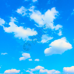 蓝色天空有白堆云背景耕地图片