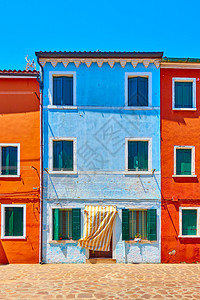 意大利威尼斯Burano的红房子和蓝色的街道图片
