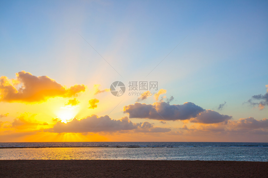 海滩和边美丽的日落图片