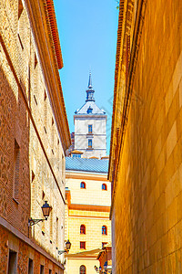 西班牙托莱多旧街和阿尔卡萨一座塔楼图片