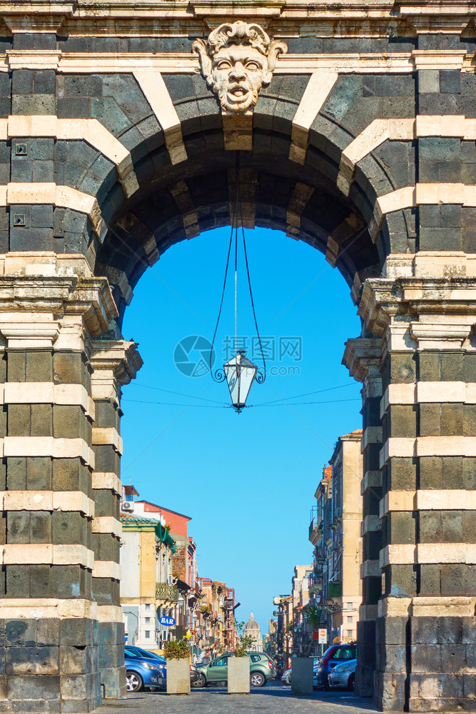 关闭PortaGaribaldi门1768年和意大利西里Catania的VittorioEmanuele街前景图片