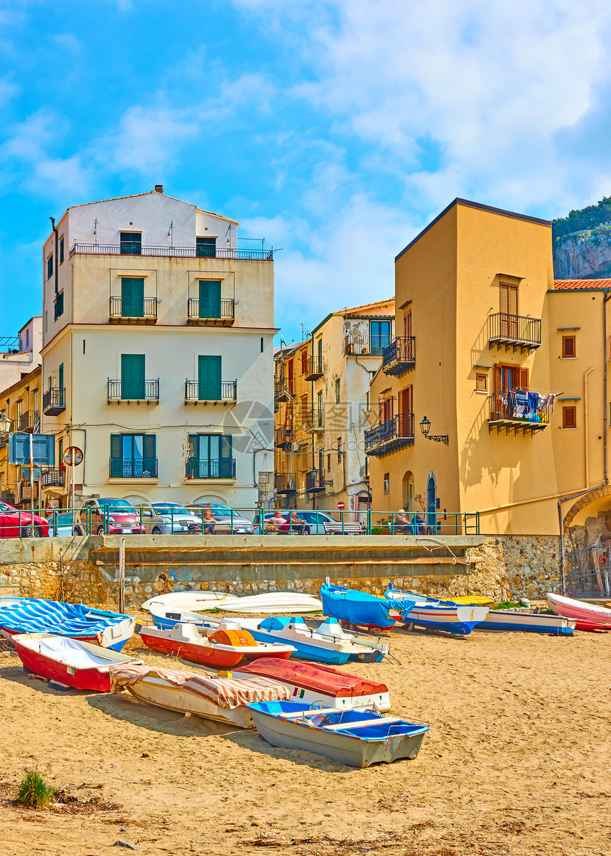 意大利西里法卢Cefalu海滩上的旧房子和船图片