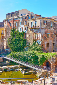 意大利西里卡塔尼亚罗马剧院古老废墟上的旧建筑图片