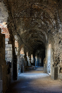 意大利西里卡塔尼亚古罗马剧院内座画廊的视角图片