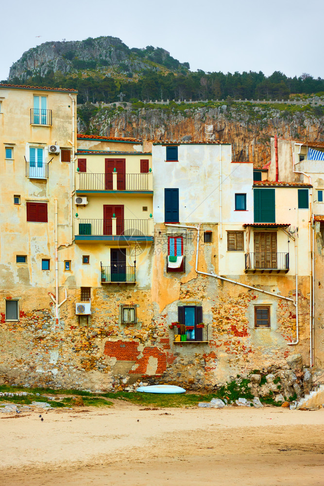 意大利西里塞法卢老城海滩上的旧建筑图片