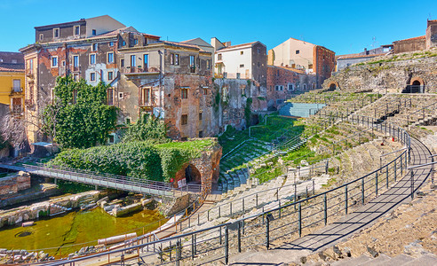 意大利西里卡塔尼亚罗马剧院古老废墟上的建筑图片