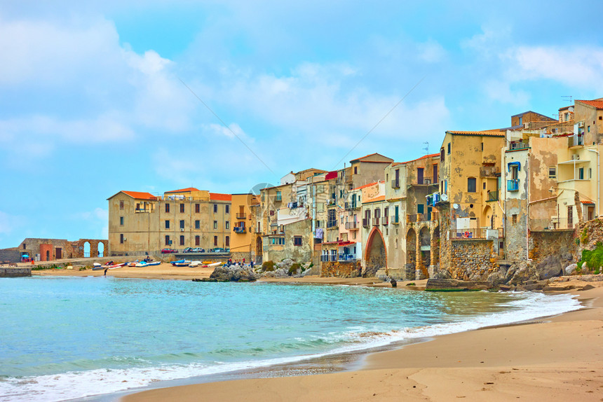 意大利西里塞法卢的沙滩和海边旧房子图片