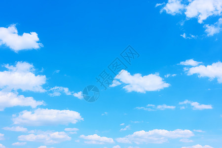 蓝春天空和白云仅天空背景图片