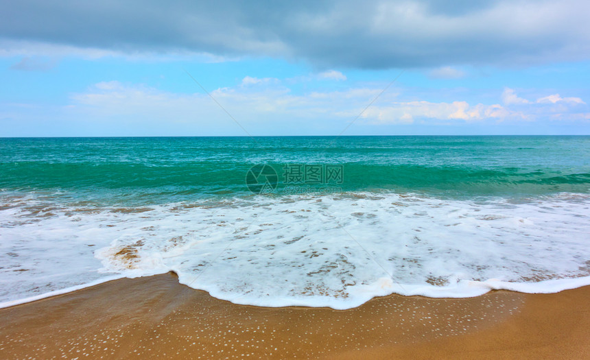 桑迪海边度假胜地滩沙和白泡沫波浪背景图片