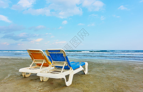晚上海边沙滩空置的甲板椅图片