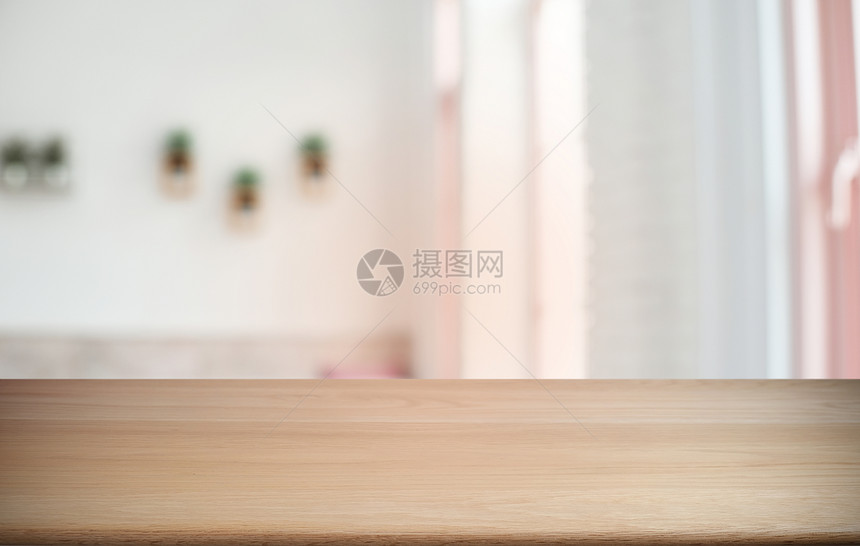 在餐厅的抽象模糊布基背景面前的空暗黑木桌可以用于显示或蒙合您的产品图片