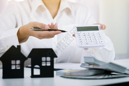 与房地产代理商签订交易合同顾问概念和家庭保险手高清图片素材