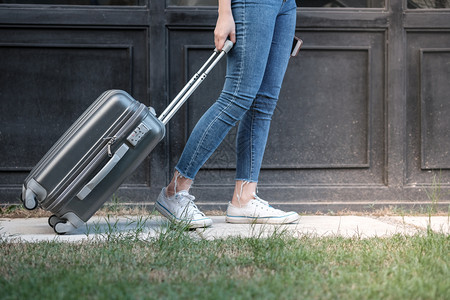 女子携带行李去旅游图片