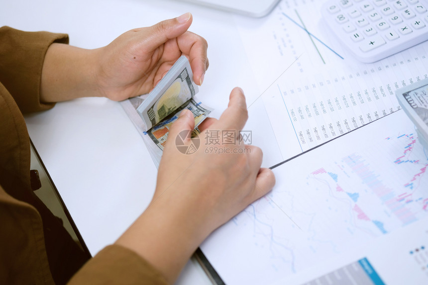 商人分析投资图表和文件的按键计算器图片
