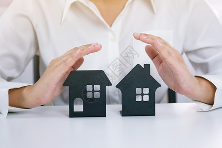 与房地产代理商签订交易合同顾问概念和家庭保险制作高清图片素材