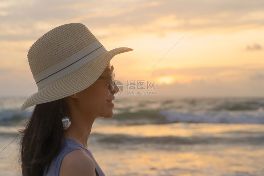 快乐的亚洲女在旅游度假期间在海滩上放松和享受快乐的亚洲女在日落时海洋或自然的室外度假泰国普吉图片