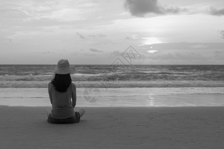 孤独的亚洲妇女思考海滩上的问题和痛苦图片