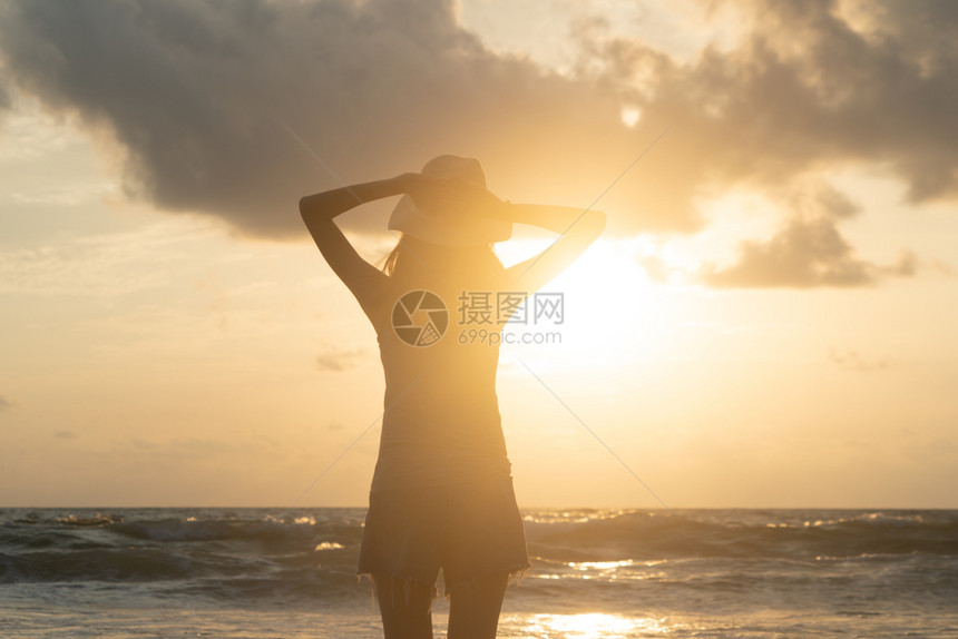 快乐的亚洲女在旅游度假期间在海滩上放松和享受快乐的亚洲女在日落时海洋或自然的室外度假泰国普吉图片