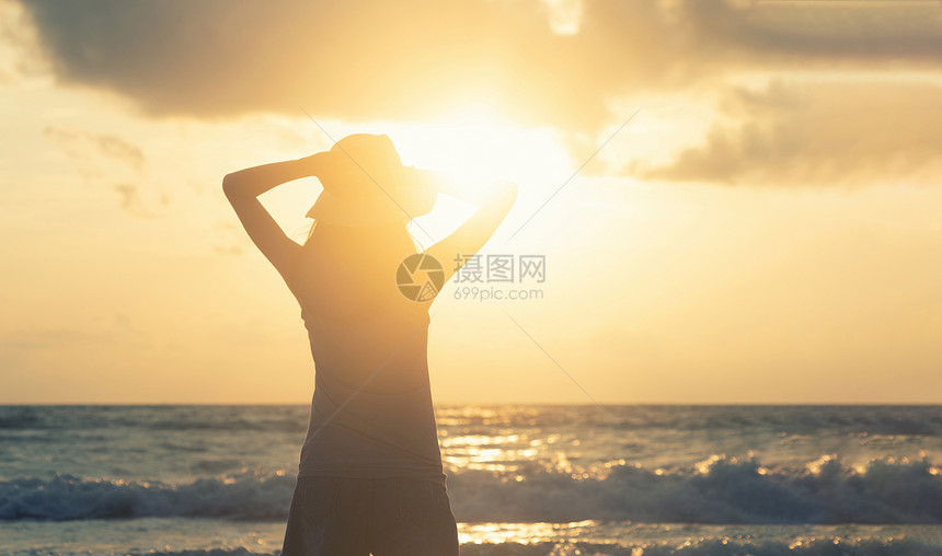快乐的亚洲女在旅游度假期间在海滩上放松和享受快乐的亚洲女在日落时海洋或自然的室外度假泰国普吉图片
