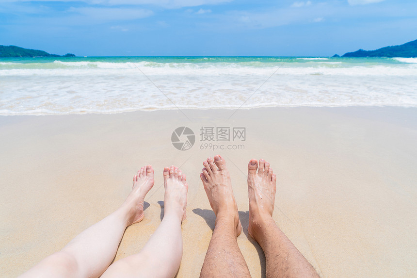 在泰国普吉中午的海洋或自然外出游渡假期间在海滩附近进行双腿日光浴图片