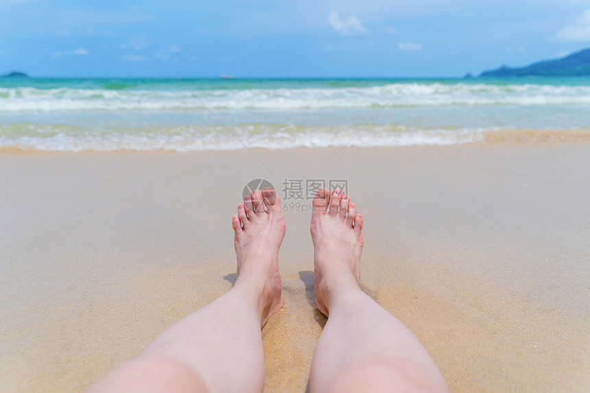 在泰国普吉中午海洋或自然户外旅行度假期间在海滩附近晒太阳的女子腿图片