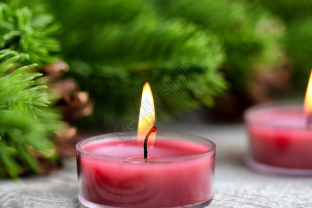 唯一传统的圣诞节日蜡烛底有绿色树枝图片