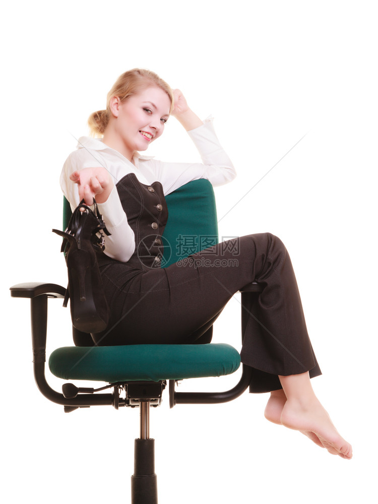 年轻女商人快乐的姑娘手拿着鞋子坐在白色的椅子上放松复制空间商业图片