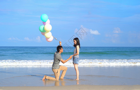 在泰国普吉岛海滩求婚的情侣图片