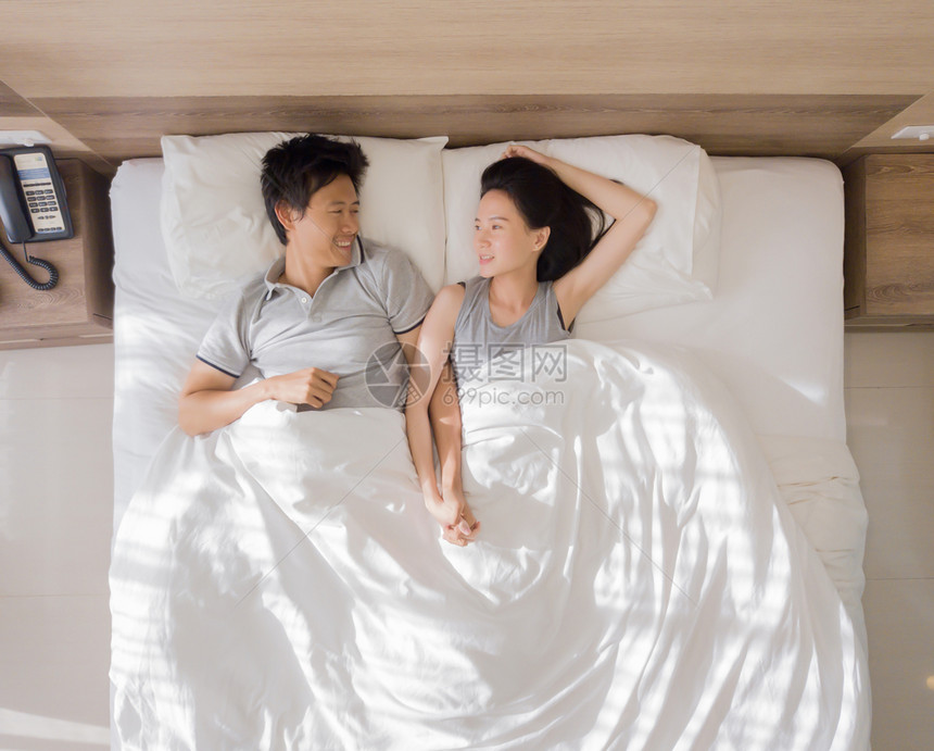 相爱的夫妻清晨在卧室醒来图片