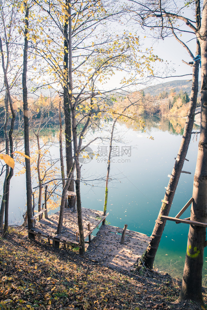 秋天风景足桥和蓝湖彩色花边图片
