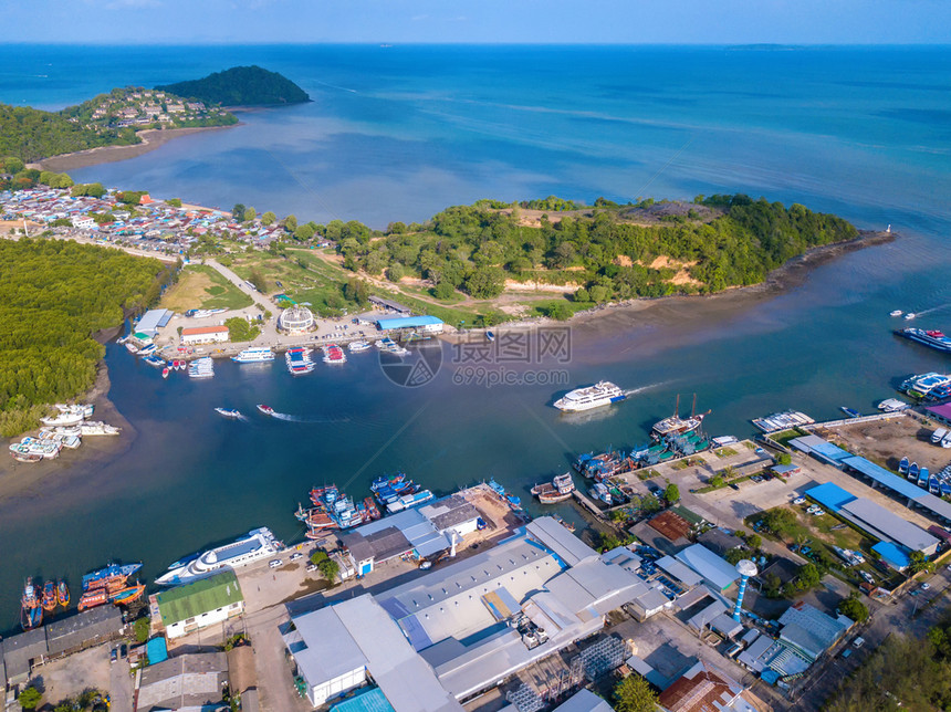 泰国传统亚洲捕鱼村的空中景象和海滨上的渔船普吉岛农村地区中午的住宅泰国图片