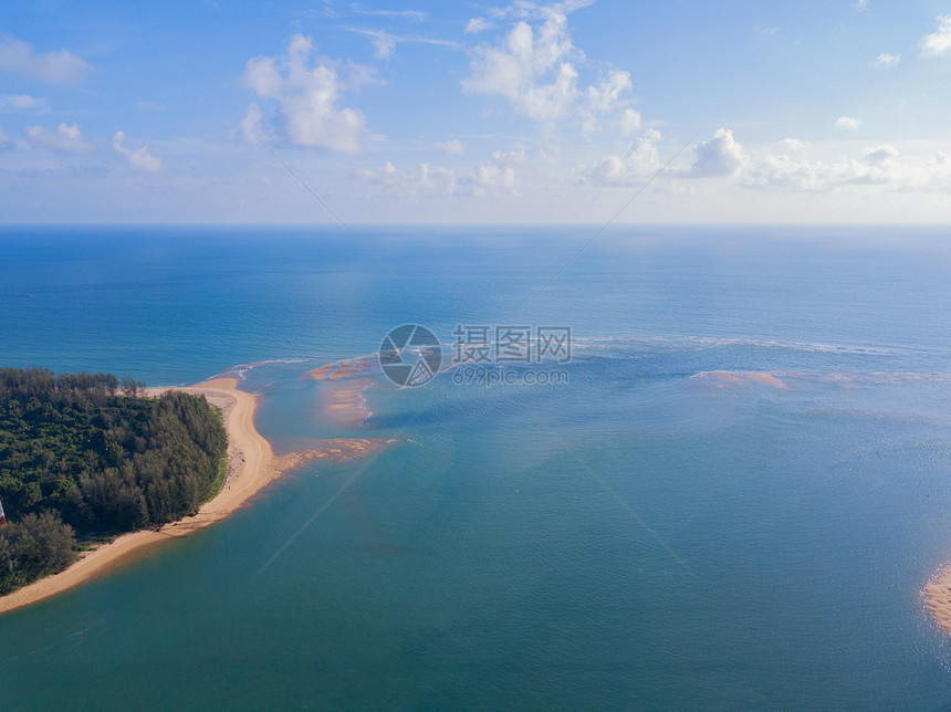 泰国普吉湾岛安达曼海湾岛岸夏季自然林树沙滩热带海和浪的空中景象图片