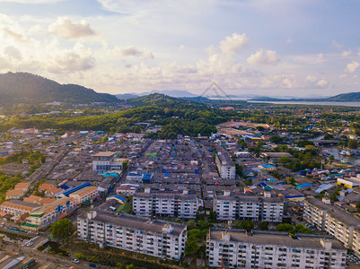 夏季Phuket海滩岛和边附近的居民住宅和城市的空中景象泰国安达曼海图片