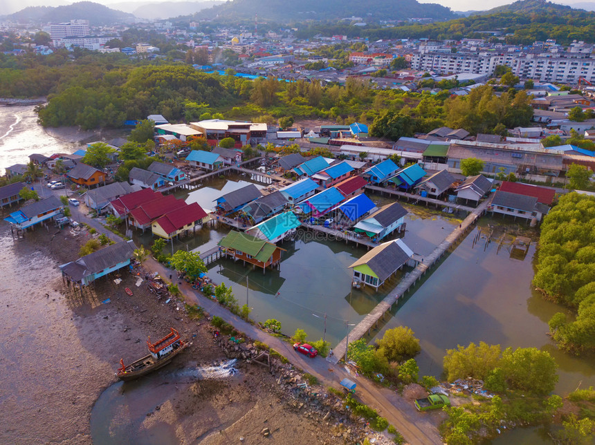 泰国海滨附近的传统亚洲捕鱼村的空中观察普吉岛农村地区日落背景的漂浮房屋泰国图片