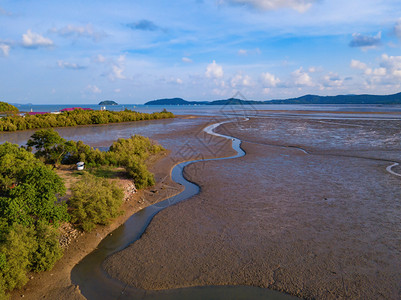 泰国普吉岛海滨棕浪沙丘或岩石图案纹理背景的空中观察图片