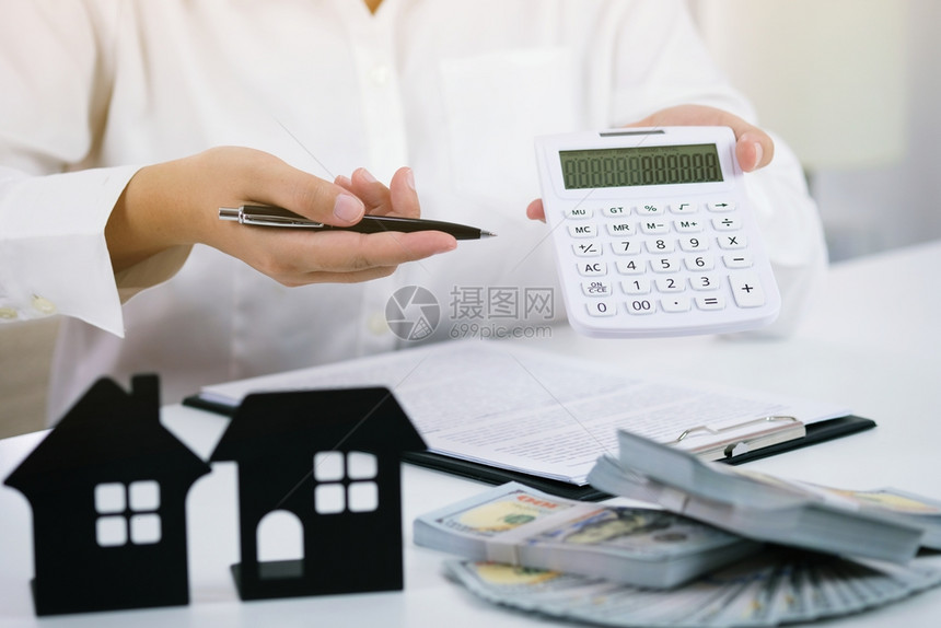 与房地产代理商签订交易合同顾问概念和家庭保险图片