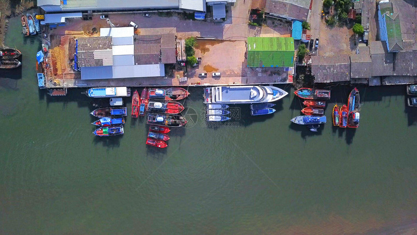 泰国传统亚洲捕鱼村的空中景象和海滨上的渔船普吉岛农村地区中午的住宅泰国图片