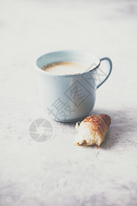 上午咖啡羊角面包和以浅灰底色背景的春郁金花早餐概念高清图片