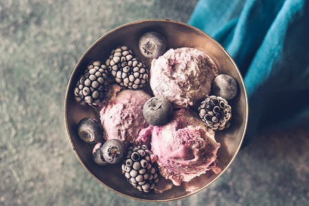 水果冰淇淋鲜蓝莓和古年花瓶中的黑莓高清图片