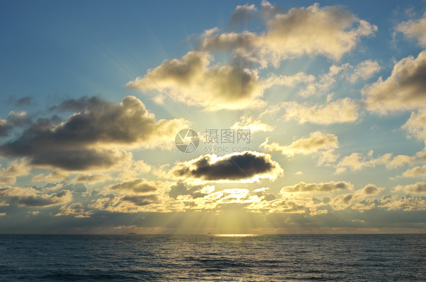 太阳在海云后面大自然的复合图片
