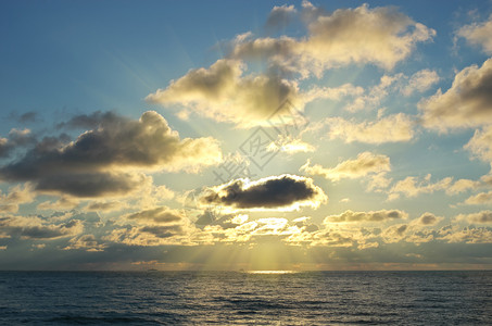 太阳在海云后面大自然的复合图片