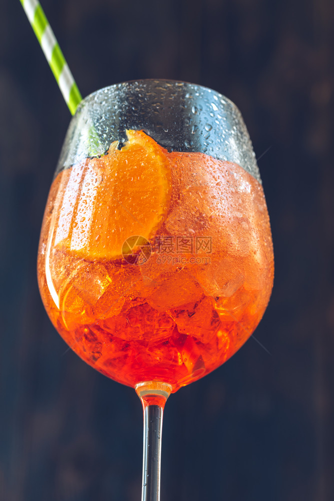 生锈背景上的AperolSpritz鸡尾酒杯图片