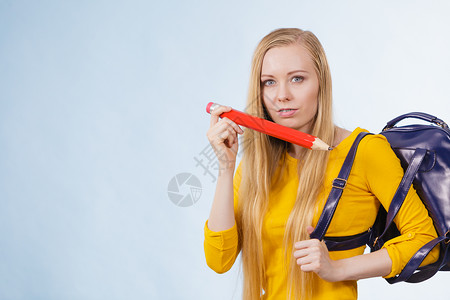 女孩穿背着铅笔拿大去上学图片