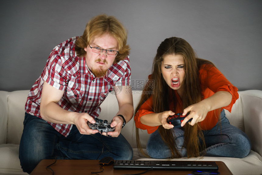 情侣一起玩电游戏很情绪化工作室拍摄情侣一起玩游戏图片