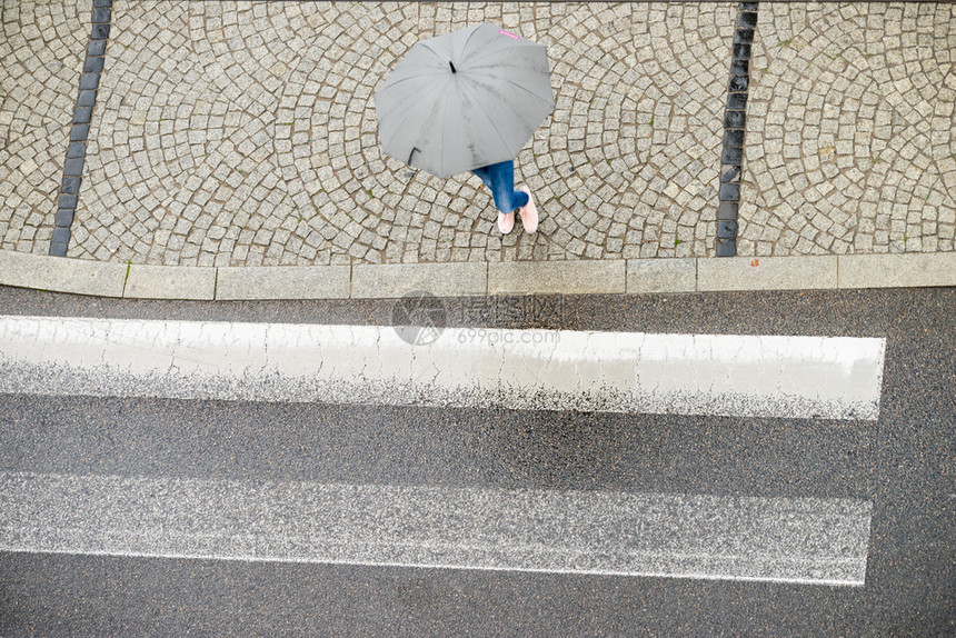 雨天时在城市街上行走的人拿着雨伞图片