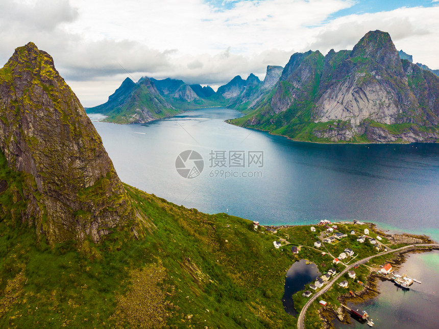 与Reine村的景象峡湾观海岸自然山峰高得尖锐北挪威Lofotten岛旅行目的地Fjord和山地景观挪威Lofoten岛图片